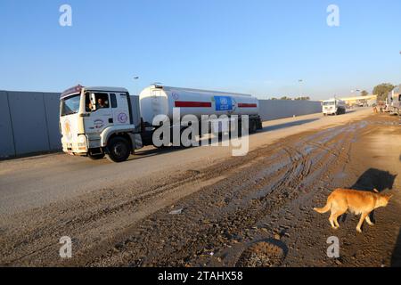 (231201) - RAFAH, 1. Dezember 2023 (Xinhua) -- Tankwagen kehren vom Gazastreifen über Rafah am 30. November 2023 nach Ägypten zurück. Insgesamt 2.781 Lastkraftwagen, die mit humanitärer Hilfe beladen sind, sind bisher über den Grenzübergang Rafah, den einzigen Verbindungspunkt zwischen Ägypten und der palästinensischen Enklave, in den Gazastreifen gelangt. Quelle: Xinhua/Alamy Live News Stockfoto