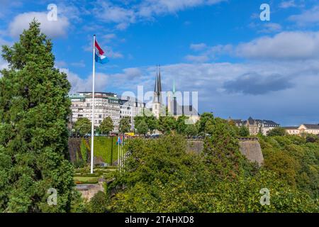 Ville-Haute, Luxemburg: 01. August 2023; Festungsmauern am Boulevard Franklin Delano Roosevelt mit katholischer Kathedrale Notre-Dame im Hintergrund Stockfoto