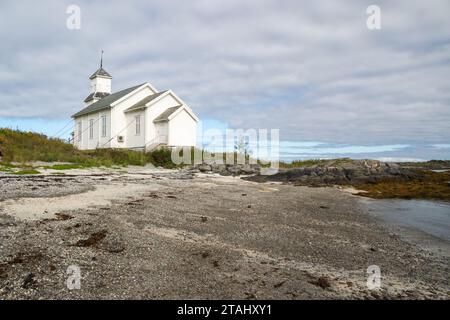 Gimsoy Kirche, Gimsoya, Lofoten Inseln, Norwegen, vom Strand aus gesehen Stockfoto
