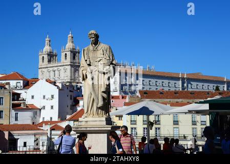 Lissabon (Lisboa), Alfama mit Kloster Sao Vicente de Fora und Statue von Sao Vicente. Portugal. Stockfoto