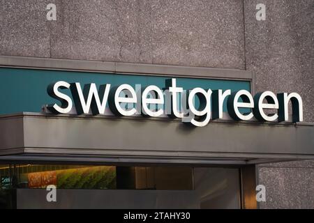 New York, NY - 23. November 2023 : Restaurant der Marke Sweetgreen, das Salate und gesunde Diäten serviert Stockfoto