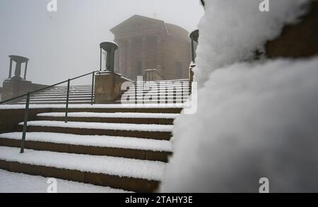 Stuttgart, Deutschland. Dezember 2023. Schnee liegt auf der Treppe bei Württemberg vor der Grabkapelle. Quelle: Bernd Weißbrod/dpa/Alamy Live News Stockfoto