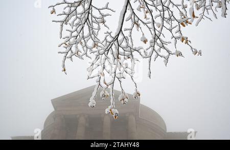 Stuttgart, Deutschland. Dezember 2023. Schnee liegt auf den Ästen eines Baumes auf dem Württemberg vor der Grabkapelle. Quelle: Bernd Weißbrod/dpa/Alamy Live News Stockfoto