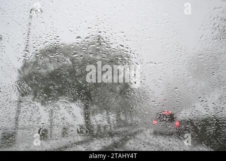 Stuttgart, Deutschland. Dezember 2023. Wassertropfen sammeln sich auf einer Autoscheibe auf einer Straße in der Nähe von Württemberg. Quelle: Bernd Weißbrod/dpa/Alamy Live News Stockfoto