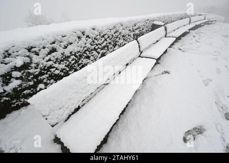 Stuttgart, Deutschland. Dezember 2023. Schnee liegt auf Bänken auf einer Aussichtsplattform am Württemberg. Quelle: Bernd Weißbrod/dpa/Alamy Live News Stockfoto