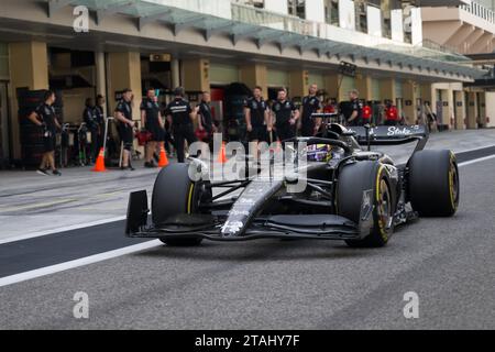 Abu Dhabi, Vereinigte Arabische Emirate. Dezember 2023. ZHOU GUANYU (CHN) von Alfa Romeo sauber #24 während der Nachsaison-Testsitzung nach dem Formel 1 Abu Dhabi Grand Prix auf dem Yas Marina Bay Circuit im letzten Rennen der Formel-1-Saison 2023. (Kreditbild: © Taidgh Barron/ZUMA Press Wire/Alamy Live News) NUR REDAKTIONELLE VERWENDUNG! Nicht für kommerzielle ZWECKE! Stockfoto