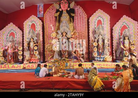 Zu feiern Durga Puja, der bengalischen Gemeinschaft in Mumbai, Indien, hat eine Bühne mit einer großen Durga Statue und anderen religiösen/mytholog. Stockfoto