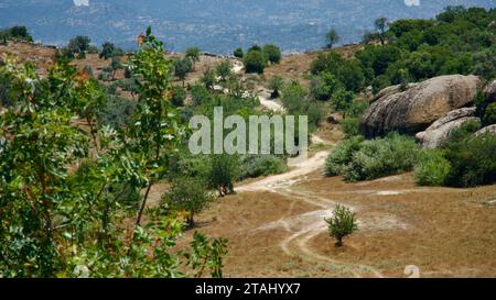 Kalkfelsformationen an der Ägäisküste in der Westtürkei. Vulkanisches Kalkgestein, geformt durch Erosion. Natürlich geformte Sandwich-Felsformationen. Stockfoto