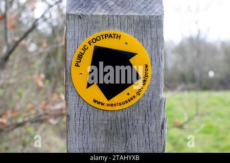Schild für öffentliche Fußwege in der Nähe von Chidham, West Sussex, Großbritannien Stockfoto
