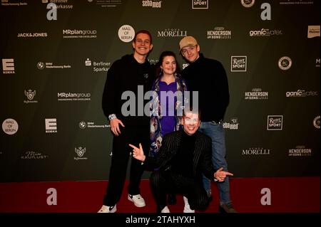 Gregor Hägele, Ronja Forcher, Maximilian Seitz und Timur Bartels bei der Strassenfeger Charity Aktion 2023 von Maximilian Seitz in der Mall von Berlin. Stockfoto