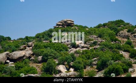 Kalkfelsformationen an der Ägäisküste in der Westtürkei. Vulkanisches Kalkgestein, geformt durch Erosion. Natürlich geformte Sandwich-Felsformationen. Stockfoto