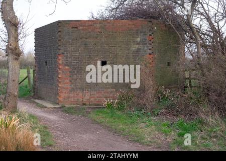 Pillenbox aus dem 2. Weltkrieg auf dem Hayling Billy Trail, Hayling Island, Hampshire, Großbritannien Stockfoto