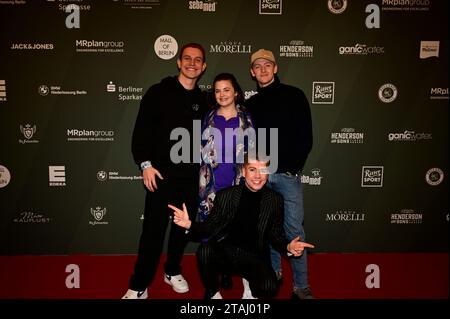 Gregor Hägele, Ronja Forcher, Maximilian Seitz und Timur Bartels bei der Strassenfeger Charity Aktion 2023 von Maximilian Seitz in der Mall von Berlin. Stockfoto