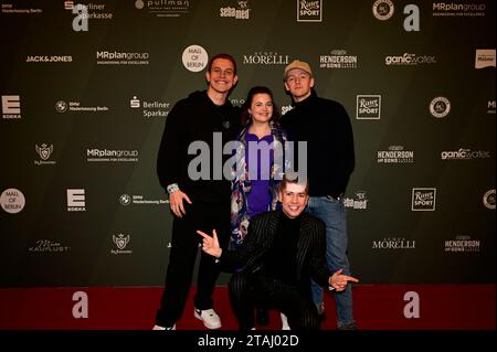 Gregor Hägele, Ronja Forcher, Maximilian Seitz und Timur Bartels bei der Strassenfeger Charity Aktion 2023 von Maximilian Seitz in der Mall von Berlin. Stockfoto