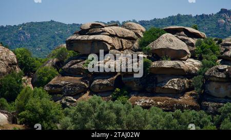 Kalkfelsformationen an der Ägäisküste in der Westtürkei. Vulkanisches Kalkgestein, geformt durch Erosion. Natürlich geformte Sandwich-Felsformationen. Stockfoto