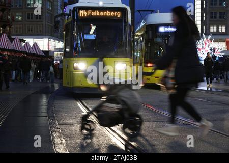 Berlin - Deutschland. Alexanderplatz, Leute hasten über die Gleise, während eine Tram kommt. *** 24 11 2023, Berlin, Deutschland. November 2023. Alexanderplatz, die Leute beeilen sich über die Gleise, während eine Straßenbahn kommt Credit: Imago/Alamy Live News Stockfoto