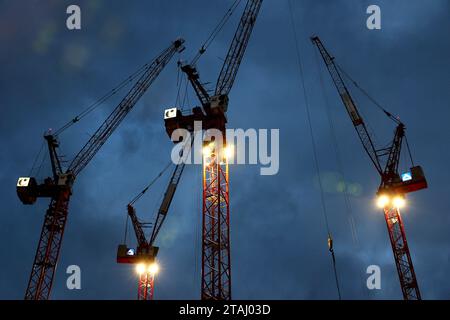 Berlin - Deutschland. Beleuchtete Kräne bei Dämmerung. *** 24 11 2023, Berlin, Deutschland. November 2023. Beleuchtete Kraniche bei Dämmerung Credit: Imago/Alamy Live News Stockfoto