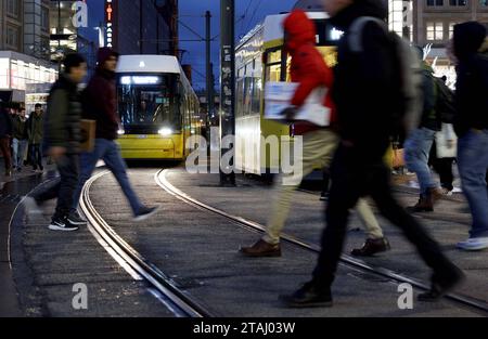 Berlin - Deutschland. Alexanderplatz, Leute hasten über die Gleise, während eine Tram kommt. *** 24 11 2023, Berlin, Deutschland. November 2023. Alexanderplatz, die Leute beeilen sich über die Gleise, während eine Straßenbahn kommt Credit: Imago/Alamy Live News Stockfoto