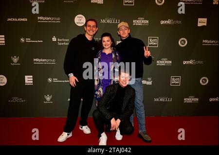 Gregor Hägele, Ronja Forcher, Maximilian Seitz und Timur Bartels bei der Strassenfeger Charity Aktion 2023 von Maximilian Seitz in der Mall von Berlin. Stockfoto