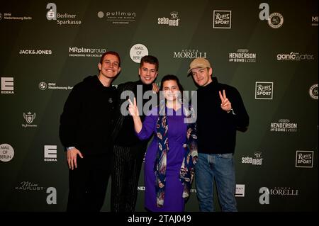 Gregor Hägele, Ronja Forcher, Maximilian Seitz und Timur Bartels bei der Strassenfeger Charity Aktion 2023 von Maximilian Seitz in der Mall von Berlin. Stockfoto