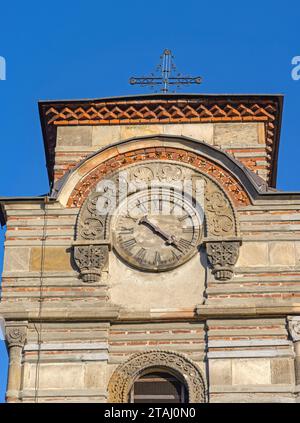 Analoges Uhrenrad am Kirchturm von Lazarica in Krusevac Serbien Stockfoto