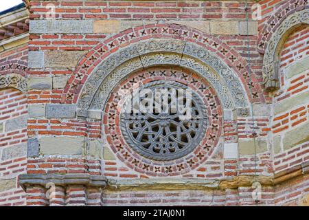 Kreisförmiges Fenster in der Lazarica-Kirche in Krusevac Serbien Historisches Wahrzeichen Stockfoto