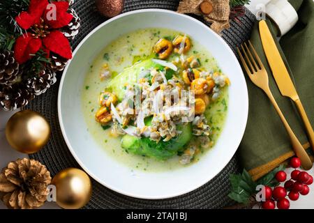 Ceviche mit Cockles und Avocado. Weihnachtsessen werden auf einem Tisch serviert, der mit Weihnachtsmotiven dekoriert ist. Stockfoto