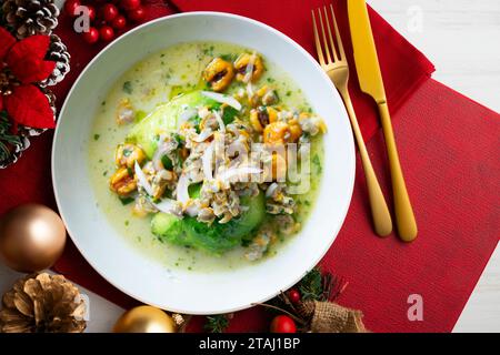 Ceviche mit Cockles und Avocado. Weihnachtsessen werden auf einem Tisch serviert, der mit Weihnachtsmotiven dekoriert ist. Stockfoto