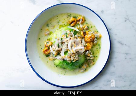 Ceviche mit Cockles und Avocado. Stockfoto