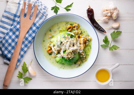 Ceviche mit Cockles und Avocado. Stockfoto