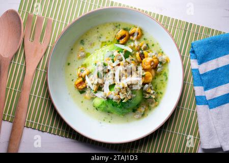 Ceviche mit Cockles und Avocado. Stockfoto