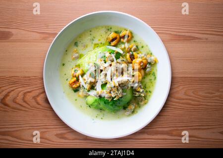 Ceviche mit Cockles und Avocado. Stockfoto