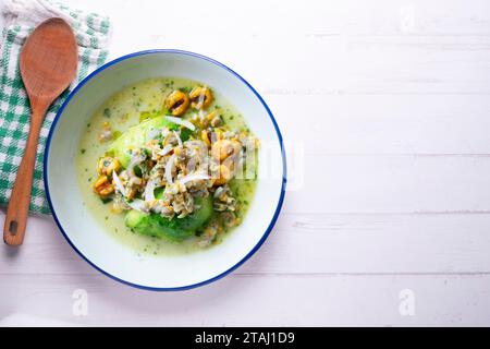 Ceviche mit Cockles und Avocado. Stockfoto