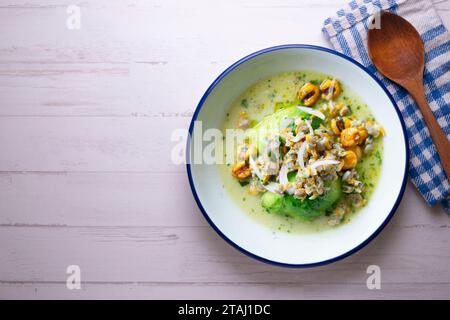 Ceviche mit Cockles und Avocado. Stockfoto