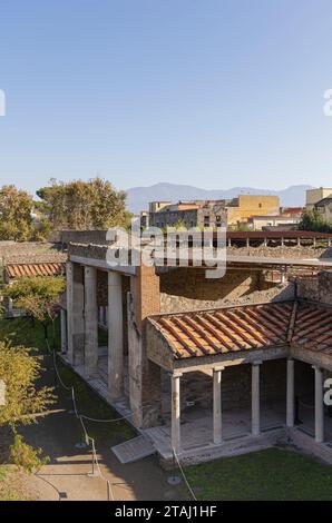 Villa Poppaea auch bekannt als römische Villa von Poppea, Eingang (Seitenansicht, Höhe, Säulen, antike Architektur). Oplontis-Ausgrabungen, Torre Annunziata, Italien Stockfoto