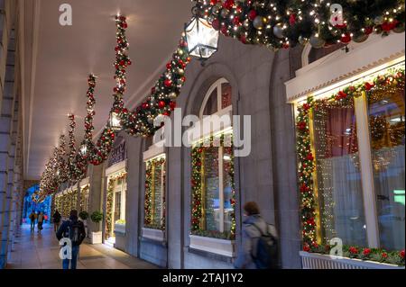 Mayfair und St. James's, London, Großbritannien. Dezember 2023. Weihnachtsbeleuchtung und -Dekoration in Prestigegeschäften und Immobilien rund um Mayfair. Das Ritz Hotel im Green Park. Quelle: Malcolm Park/Alamy Live News Stockfoto