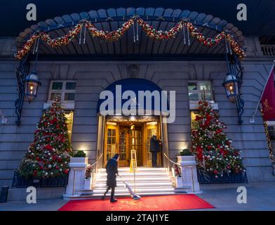 Mayfair und St. James's, London, Großbritannien. Dezember 2023. Weihnachtsbeleuchtung und -Dekoration in Prestigegeschäften und Immobilien rund um Mayfair. Das Ritz Hotel im Green Park. Quelle: Malcolm Park/Alamy Live News Stockfoto