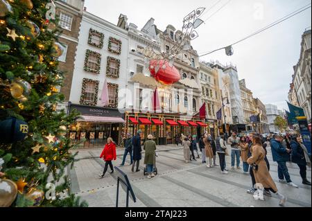 Mayfair und St. James's, London, Großbritannien. Dezember 2023. Weihnachtsbeleuchtung und -Dekoration in Prestigegeschäften und Immobilien rund um Mayfair. Weihnachtsdekoration in der New Bond Street. Quelle: Malcolm Park/Alamy Live News Stockfoto