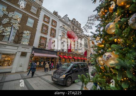 Mayfair und St. James's, London, Großbritannien. Dezember 2023. Weihnachtsbeleuchtung und -Dekoration in Prestigegeschäften und Immobilien rund um Mayfair. Weihnachtsdekoration in der New Bond Street. Quelle: Malcolm Park/Alamy Live News Stockfoto