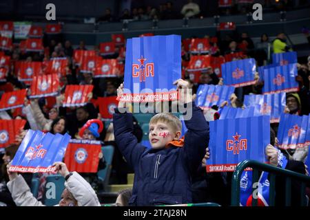 Sankt Petersburg, Russland. November 2023. Während der Kontinental Hockey League, reguläre Saison KHL 2023–2024 zwischen SKA Sankt Petersburg und Dynamo Moskau im Eissportpalast hält ein Junge ein SKA-Poster. (Endpunktzahl; SKA St. Petersburg 5:3 Dynamo Moscow) Credit: SOPA Images Limited/Alamy Live News Stockfoto