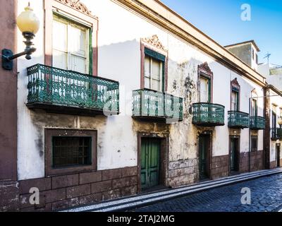 Eine enge Kopfsteinpflasterstraße in Funchal, Madeira, Portugal. Stockfoto