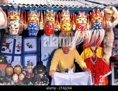 MUTIANYU, CHINA - 24. SEPTEMBER 2022: Chinesische Holzmasken Souvenirs auf dem Markt in der Nähe der Chinesischen Mauer Mutianyu Stockfoto