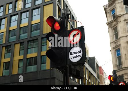 Rote Leuchte mit Schild außer Zyklus Stockfoto