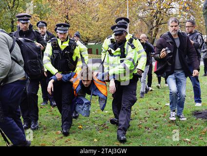 England, London, Jubilee Gardens, Noah Crane Just Stop Ölprotester von der Metropolitan Police verhaftet wegen Verletzung seiner Kautionsbedingungen, 23. November 2023. Stockfoto