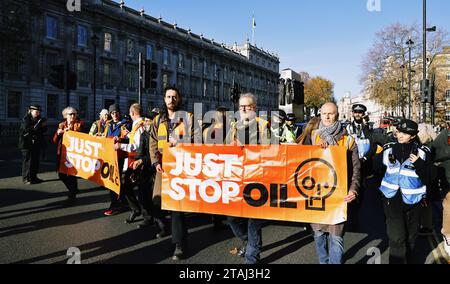 England, London, Whitehall, Just Stop Oil march and Rally, Demonstranten, die wir verhaftet haben, weil sie den Verkehr außerhalb der Downing Street gestoppt hatten, 23. November 2023. Stockfoto