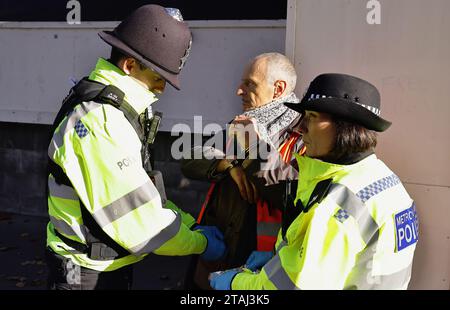 England, London, Whitehall, Just Stop Oil march and Rally, Demonstranten, die wir verhaftet haben, weil sie den Verkehr außerhalb der Downing Street gestoppt hatten, 23. November 2023. Stockfoto