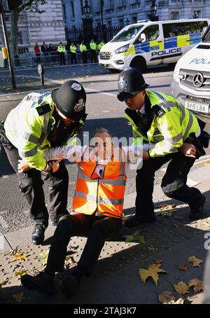 England, London, Whitehall, Just Stop Oil march and Rally, Demonstranten, die wir verhaftet haben, weil sie den Verkehr außerhalb der Downing Street gestoppt hatten, 23. November 2023. Stockfoto