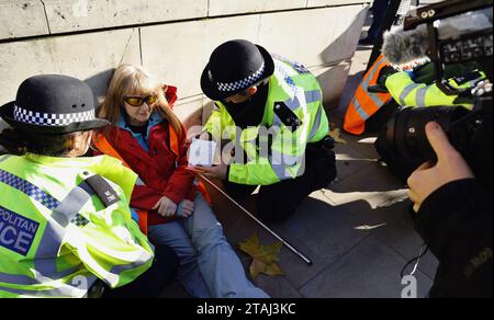 England, London, Whitehall, Just Stop Oil march and Rally, Demonstranten, die wir verhaftet haben, weil sie den Verkehr außerhalb der Downing Street gestoppt hatten, 23. November 2023. Stockfoto