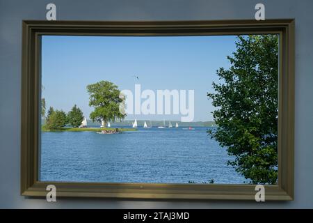 Bilderrahmen, Blick auf den Burgsee, Schloßbucht, Burggarten, Schloßinsel, Schwerin, Mecklenburg-Vorpommern, Deutschland *** Bilderrahmen, Blick auf den Burgsee, die Burgbucht, den Burggarten, die Schlossinsel Schwerin, Mecklenburg-Vorpommern, Deutschland Credit: Imago/Alamy Live News Stockfoto