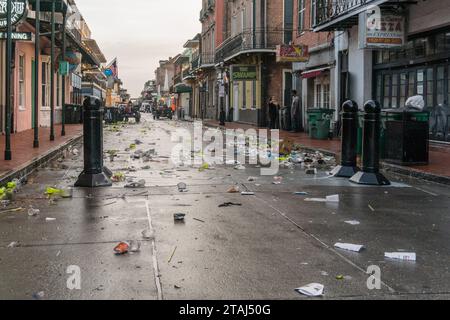 New Orleans, LA, USA, 18. Januar 2023: Mardi Gras-Party in der Bourbon Street im beliebten French Quarter nach einem geschäftigen Wochenendabend. Stockfoto